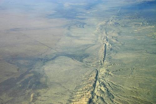 Due grandi faglie collegate nella parte occidentale degli Stati Uniti; nessuna data, possibile terremoto colossale