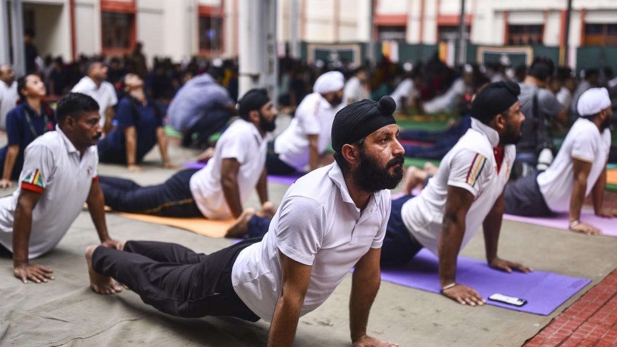 La grande celebrazione in India per la Giornata Internazionale dello Yoga