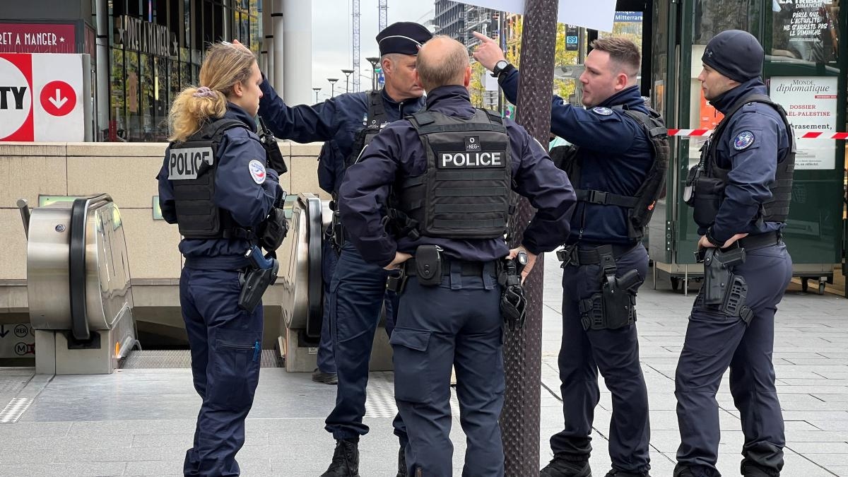 Gli agenti di polizia francesi uccidono a colpi di arma da fuoco un uomo armato di due coltelli vicino a Parigi