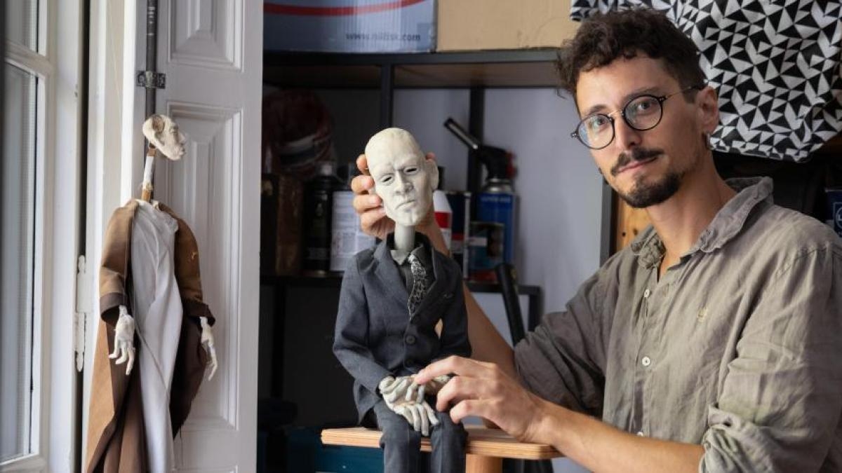 Bruno Belil esculpe marionetas con carácter