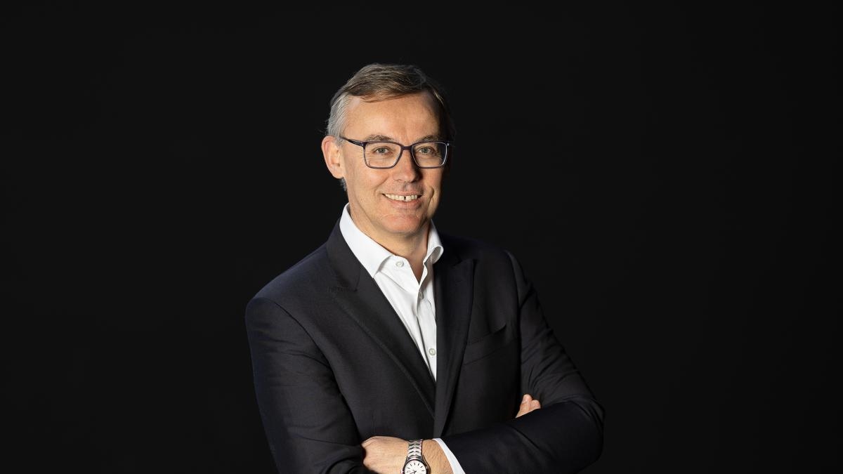 Alain Favey, CEO de Peugeot: “Mientras la infraestructura de carga no esté lo suficientemente desarrollada, será difícil vender coches eléctricos sin incentivos externos”