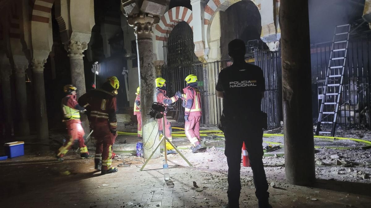Le toit d'une chapelle de la mosquée de Cordoue s'effondre après un incendie.