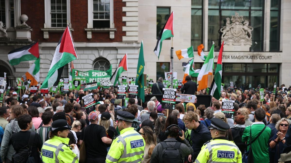 Un membro dei Kneecap compare in un tribunale britannico con l'accusa di terrorismo.