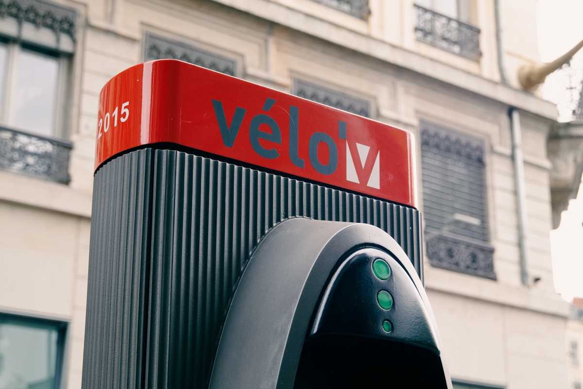„Der Großraum Lyon hat seine Zustimmung gegeben“: Saint-Genis-Laval verteidigt seine Alternative zu Vélo'v, kritisiert von Bruno Bernard