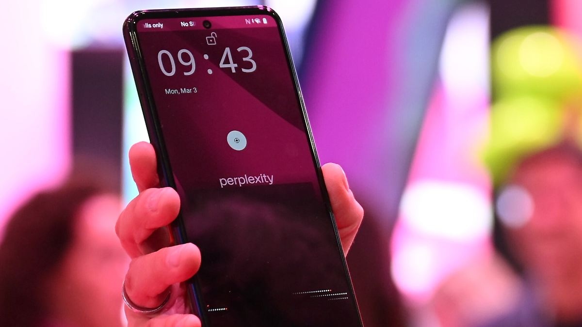 Concorrenza per Samsung e Apple: Telekom adotta un approccio diverso con un telefono AI conveniente