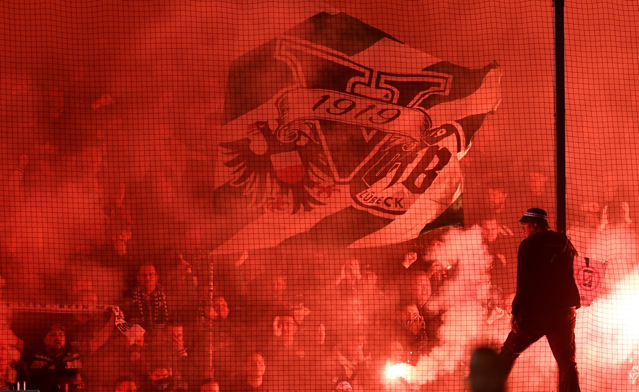 Lübeck celebrates | Holstein Kiel relegated: wooden leg gone