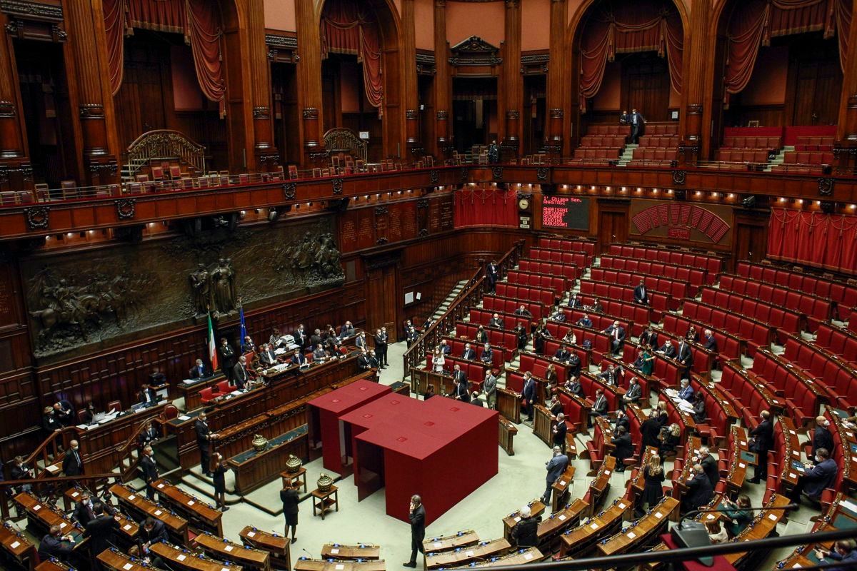 Парламент на летних каникулах: депутаты и сенаторы уходят в отпуск на месяц.