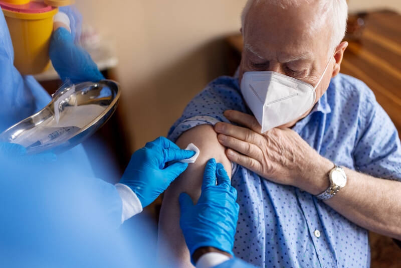 Covid-19 vaccination: Lifesaver with age-dependent effect