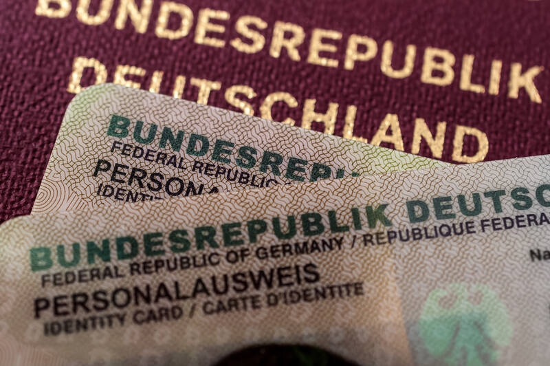 Nieuw documentontwerp: Doctoraatstitels verboden op identiteitskaarten