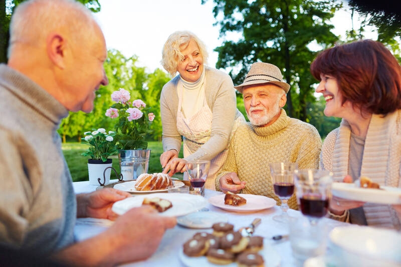 Em vez de isolamento: uma vida social ativa é um indício de Alzheimer?