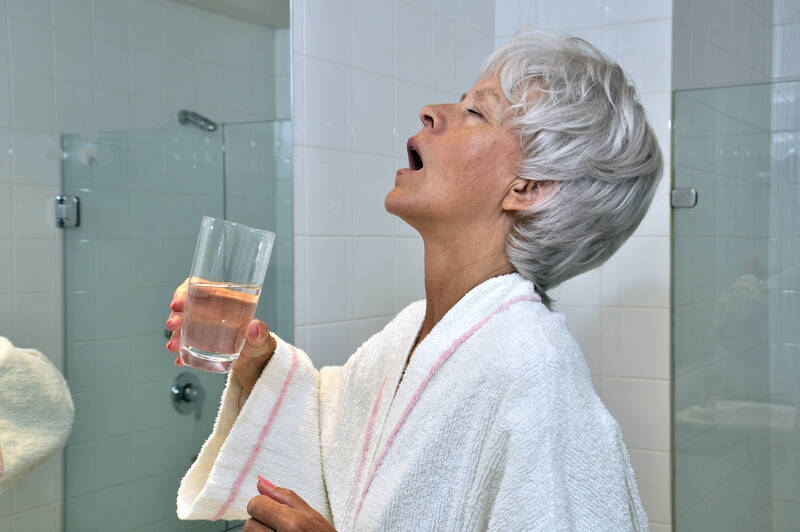 Dolor de garganta: La práctica de las gárgaras