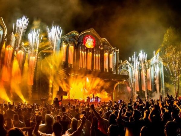 Tomorrowland sceglie tazze riutilizzabili e intelligenti dopo una multa multimilionaria