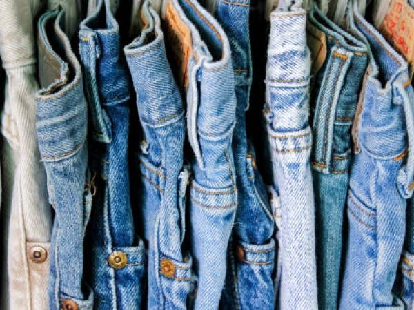Come indossare i jeans doppiopetto? Il capo virale di TikTok di luglio