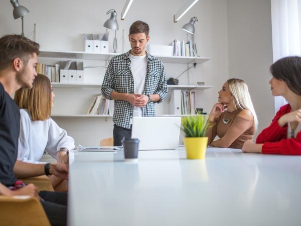 La scienza conferma: la fluidità verbale può essere la chiave per vivere più a lungo