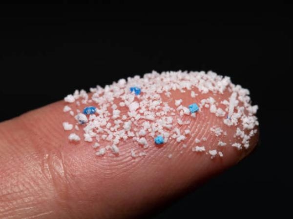 Microplastics, also present in the home and car: this is how they enter the lungs