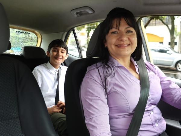 Mères colombiennes au volant : histoires de vie et de lutte derrière le taxi