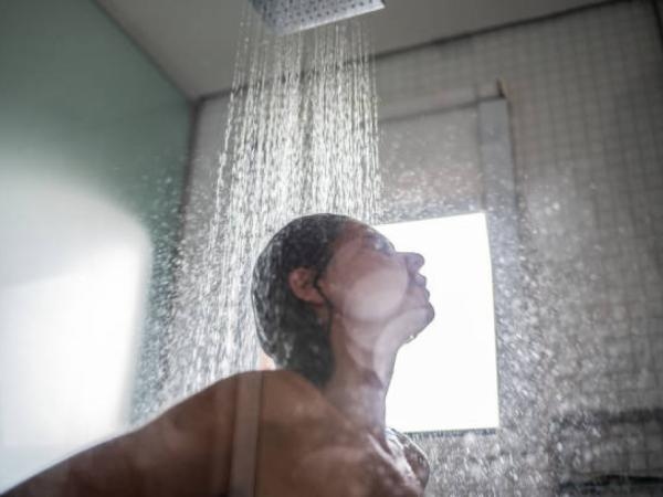 Quente ou fria? A IA responde qual água é menos aconselhável para o banho.