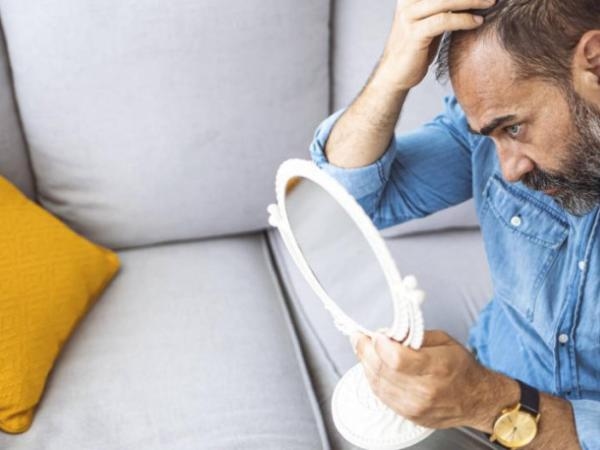 Un nuovo farmaco potrebbe spodestare il minoxidil nella lotta contro la caduta dei capelli.