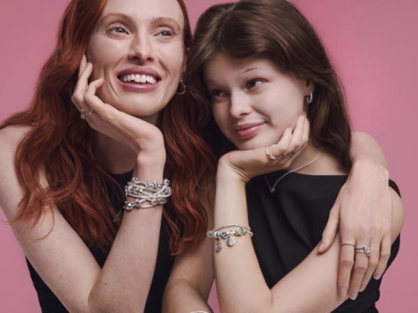 La marque de bijoux célèbre l'amour avec une collection spéciale Fête des Mères