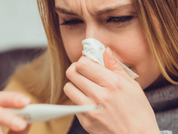 Bagnandosi? Con la rugiada? Ecco la verità su come si può contrarre l'influenza.