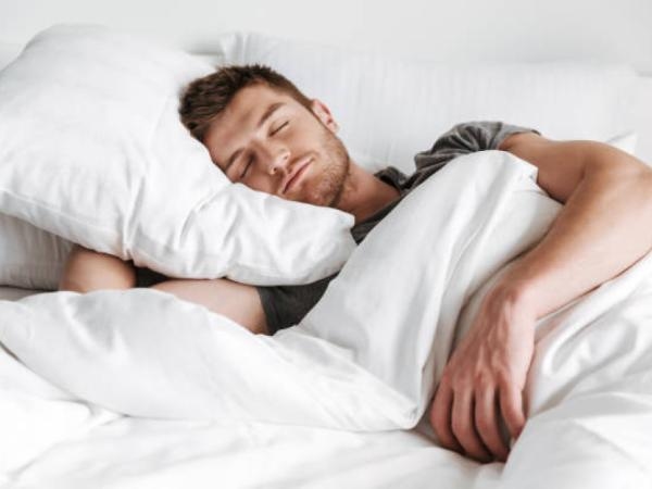 Ciò significa che qualcuno dorme abbracciato a un cuscino, secondo la psicologia