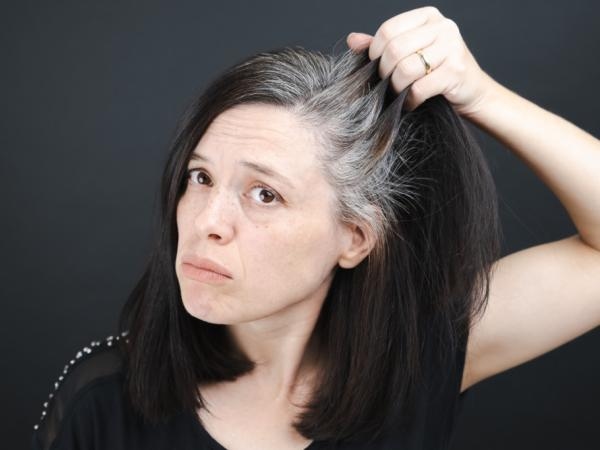 Weder Kuren noch Färbungen: das unbekannte Hausmittel gegen graue Haare