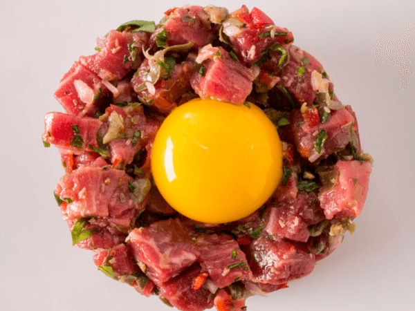 Os benefícios e riscos de comer carne crua