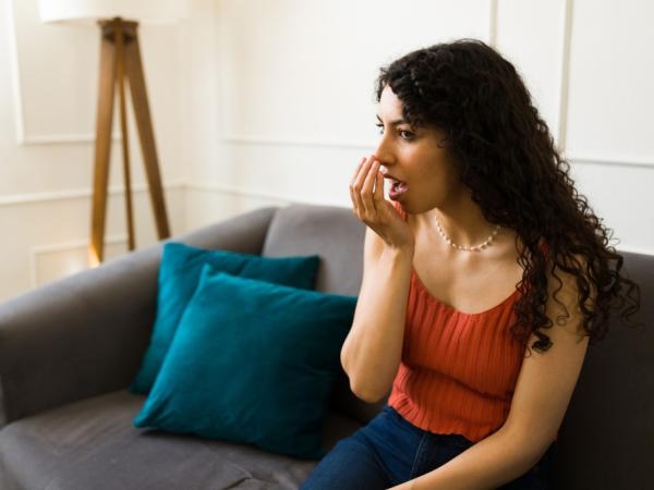 Nur wenige Menschen können es sich vorstellen: Die 4 Lebensmittel, die unglaublich viel Mundgeruch verursachen