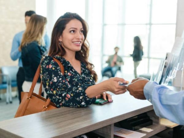 Qual banco colombiano oferece mais benefícios aos seus usuários, de acordo com a IA?