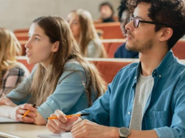 Estas son las 9 carreras que no vale la pena estudiar en Colombia, según la IA