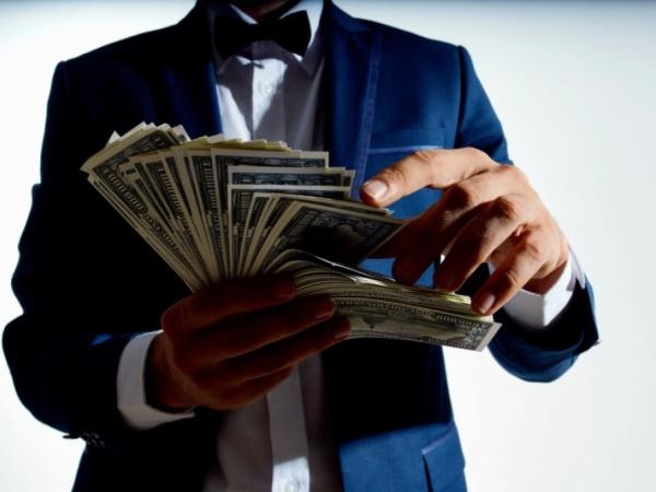 Was ist ein Hundertmillionär: die Menge an Geld, die Sie haben müssen, um in dieser Gruppe zu sein