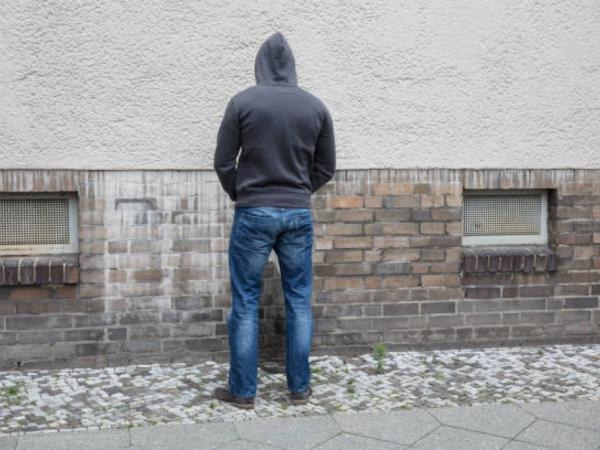 Mucho dinero: esto debe pagar en Bogotá de multa si lo hallan haciendo pipí en la calle