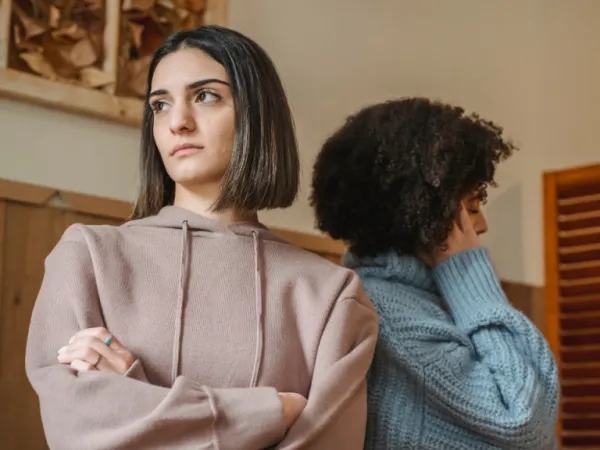 Qué significa que una persona le deje de hablar cuando se enoja, según la psicología