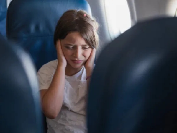 Le orecchie si tappano durante un volo? Il pilota spiega come evitarlo.