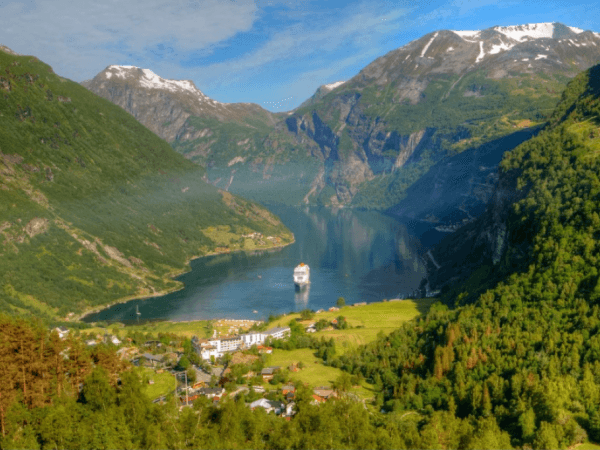 Die 7 Reisen, die Sie laut KI mindestens einmal in Ihrem Leben unternehmen sollten