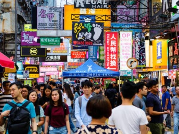 I giovani in Cina pagano per fingere di lavorare a causa della disoccupazione