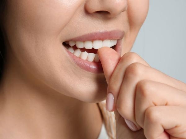 Cosa significa, secondo gli esperti di psicologia, quando una persona si mangia le unghie?