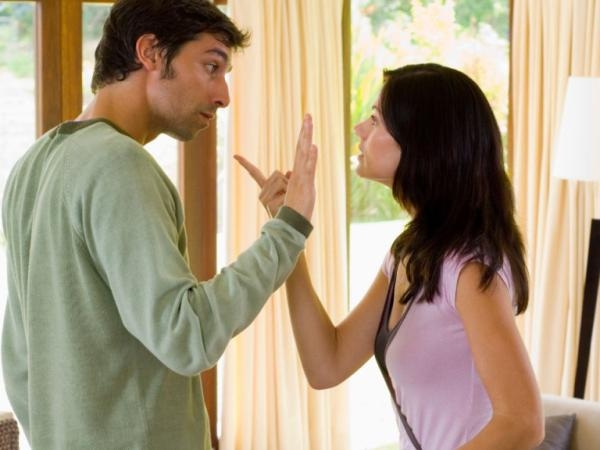 Das bedeutet es laut Psychologie wirklich, wenn Ihr Partner Sie um Zeit bittet