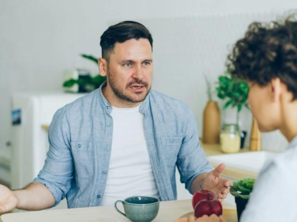 La ragione peculiare per cui le persone si contraddicono sempre, secondo la psicologia