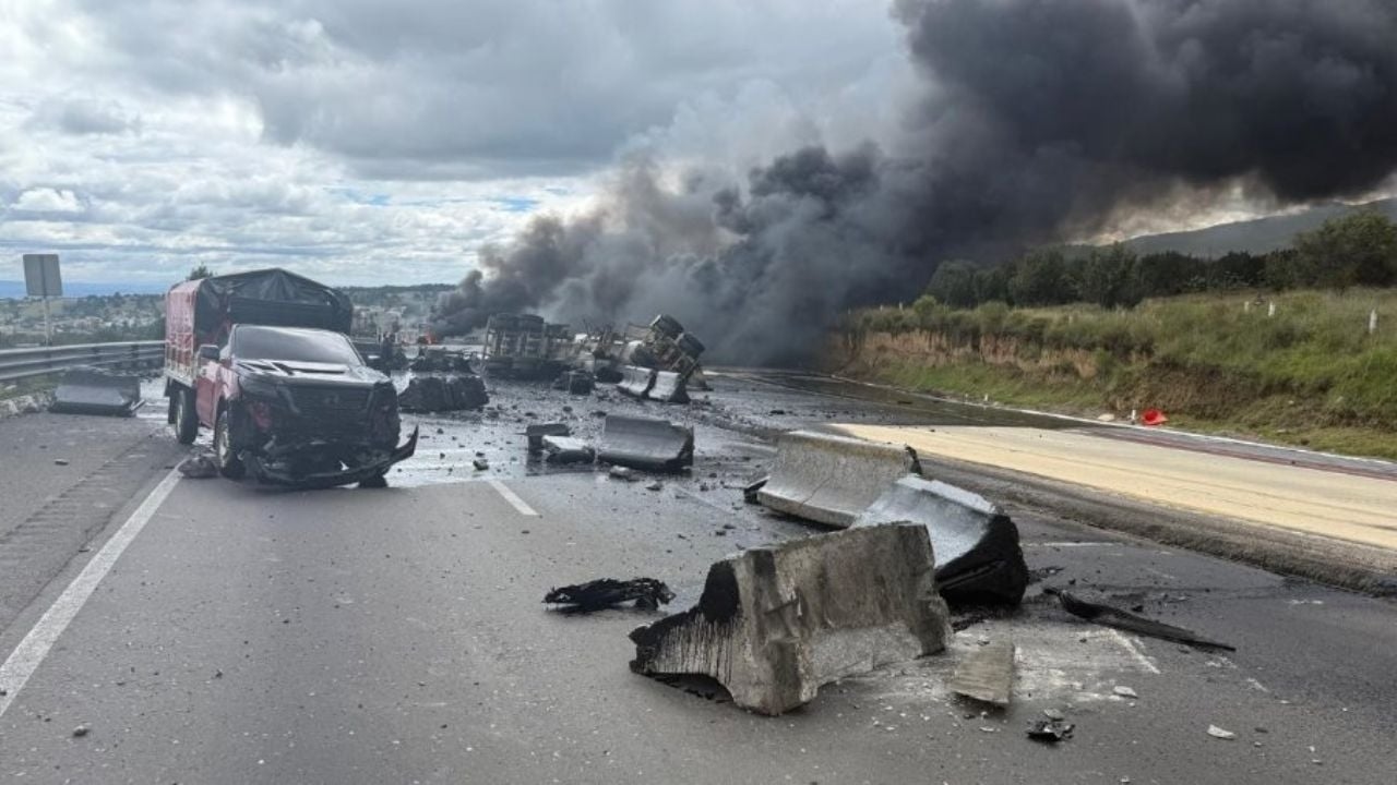 Scontro tra un camion e un rimorchio provoca un incendio e la chiusura dell'autostrada Messico-Puebla (Video)