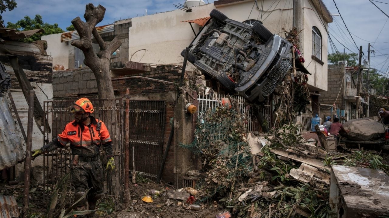 Mais de 300 aldeias continuam isoladas após chuvas torrenciais.