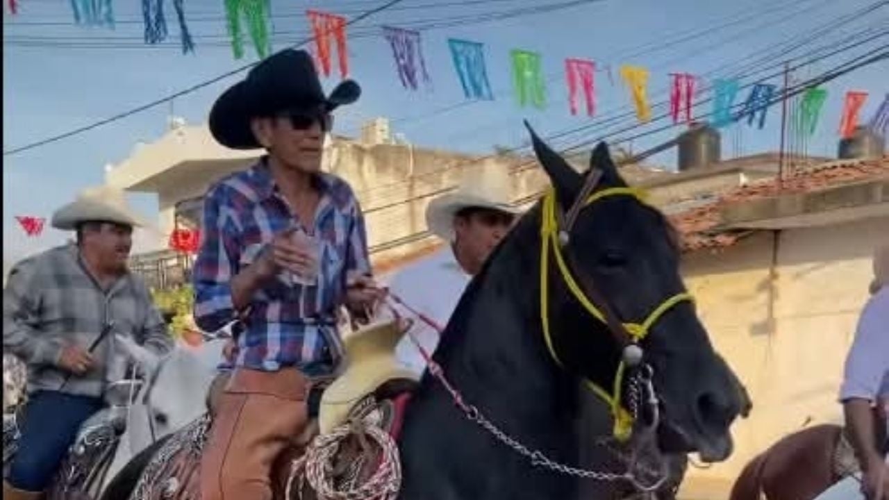 The father of the mayor of the municipality of Azoyú, Guerrero, is shot and killed.