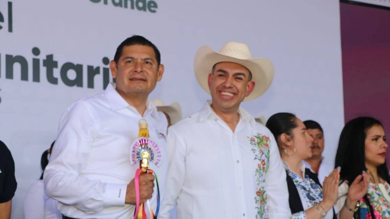 Drogues et armes trouvées sur la propriété du maire Morena de Cuautempan, Puebla.
