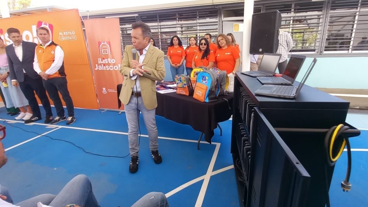 Tre mesi dopo il caso Teuchitlán, Lemus torna al comune per consegnare aiuti scolastici.