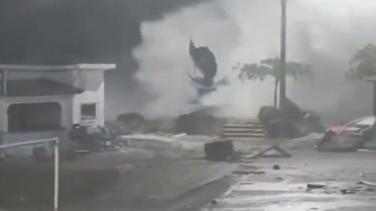 Hurrikan Erick reißt das Sailfish-Denkmal in Puerto Escondido um (Video)