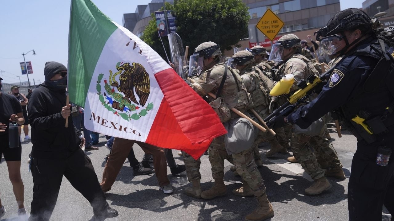 L'ambassadeur des États-Unis au Mexique critique l'utilisation de drapeaux mexicains lors des manifestations à Los Angeles.