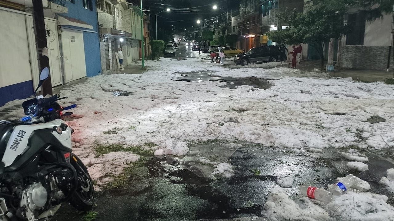 Zware regenval in Mexico-Stad veroorzaakt overstromingen in Tlalpan en schade in drie andere gemeenten.