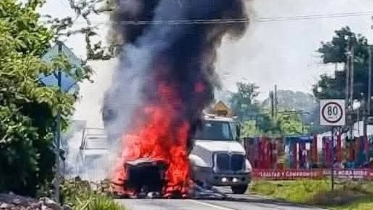 Des camions miniers attaqués et incendiés sur la route fédérale Iguala-Teloloapan