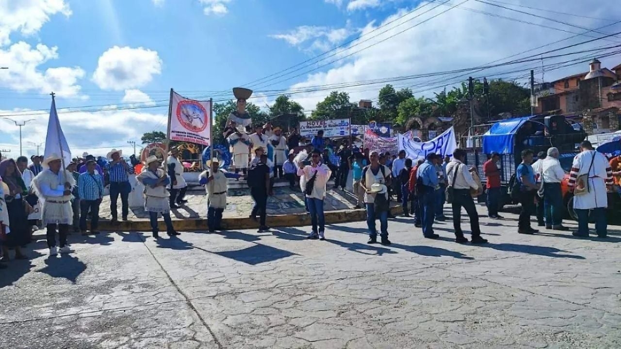 Tseltal halkı Chiapas'ta Palenque-San Cristóbal otoyoluna doğru yürüyor.
