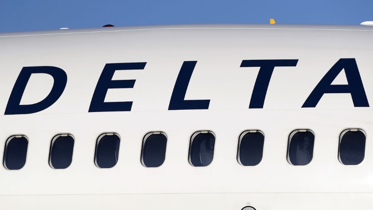 Delta-Jet-Flügel stößt beim Zurückdrängen vom Gate in Atlanta gegen leeres Flugzeug